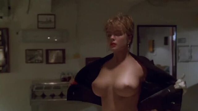 Erika Eleniak - Фрагмент из фильма В осаде Сюрприз из торта с Эрикой Элениак сиськи