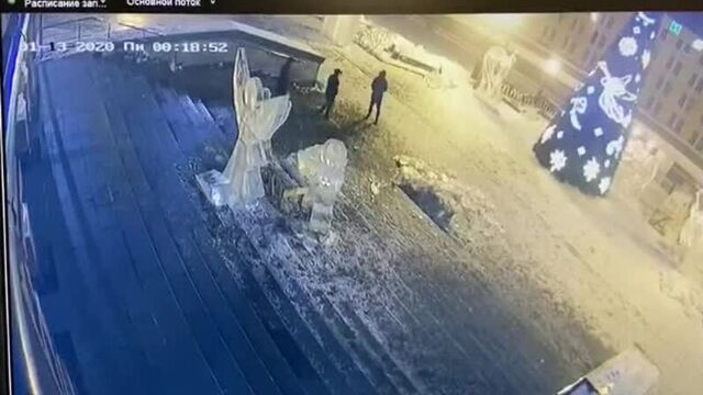Вандалы ломают фигуры у собора в Ижевске