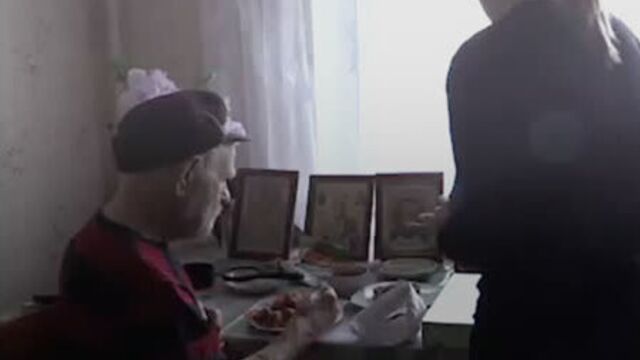 90-летнему дедушке, который собирал банки, чтобы скопить на операцию, собрали деньги