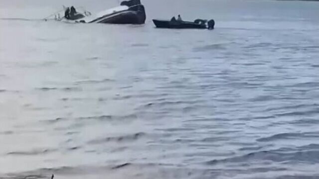 У берегов Волги в Самаре затонул теплоход «Барракуда»..mp4