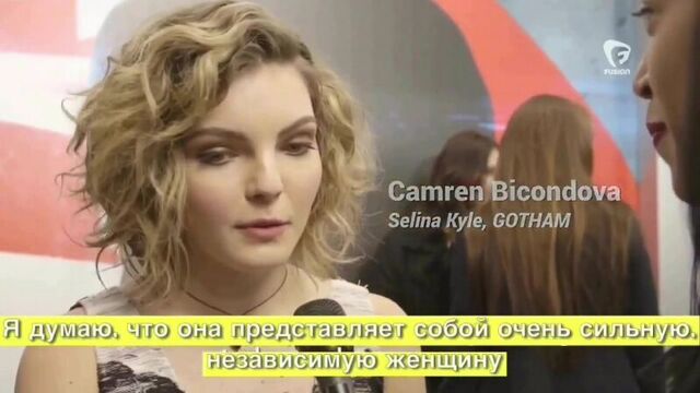 Камрен Бикондова дает интервью на премьере «Бэтмен против Супермен».