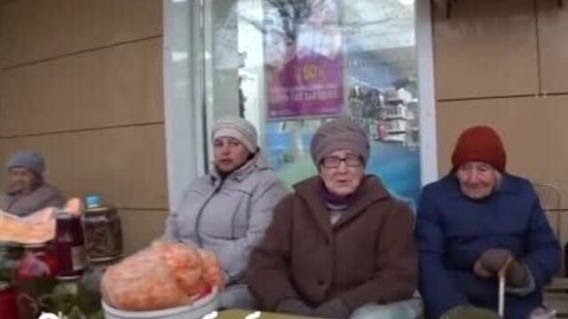 Помогли бабушкам