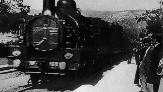«Прибытие поезда на вокзал Ла-Сьота» (1896) Огюст и Луи Люмьер