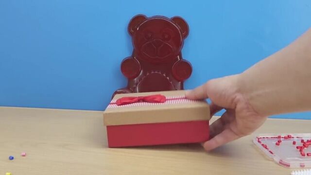 Медведь Валера получает Подарок на День Рождения (Новое видео, 2017)