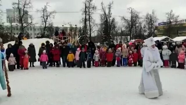 ДКХ на площади Дзержинского НГ 2021-22