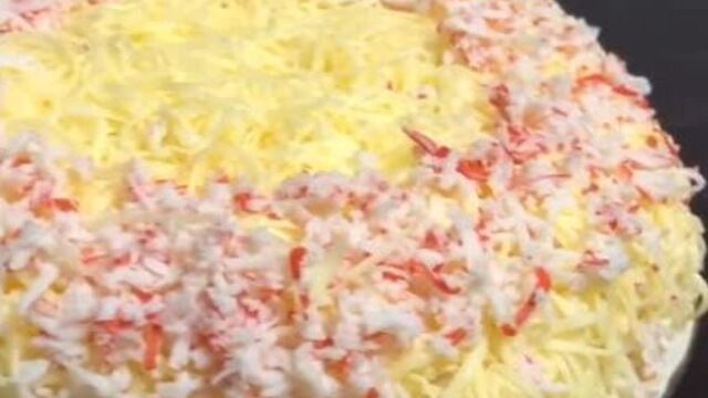 Салат с курицей и ананасами (ингредиенты указаны в описании видео)