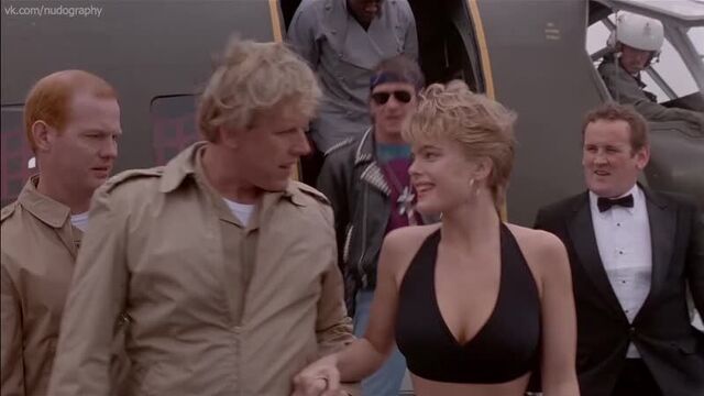 Эрика Элениак (Erika Eleniak) голая в фильме Захват (В осаде, Under Siege, 1992,