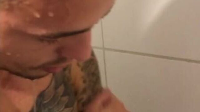 05.03.2019 Shower Leo Parraguez ( ONLYFANS)