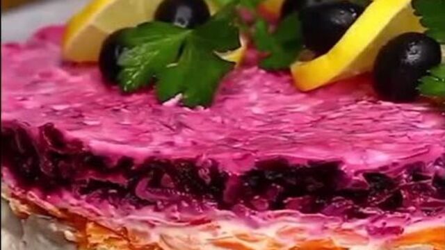 Селёдка под шубой(ингредиенты указаны в описании видео)