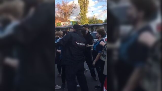 Женщины отбили у полиции нарушителя масочного режима