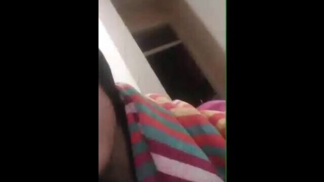 Liseli Kız Duştan Çıkmış Meme Uçlarını Gösteriyor